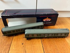 Bachmann 32-900A Class 08 2 Car DMU Locomotive Set BR Green with Speed Whiskers