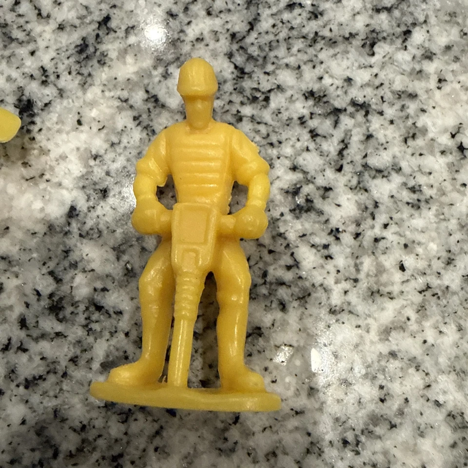 Juego de 5 adornos para pasteles de trabajador de la construcción Jackhammer excavadora ingeniero juguete soldado Foto 4 de 4