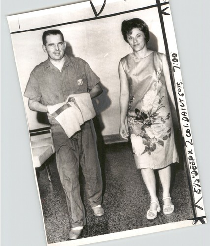 Injured Recovering RACE CAR Driver JIM HURTUBISE Vintage 1964 Press Photo - 第 1/2 張圖片
