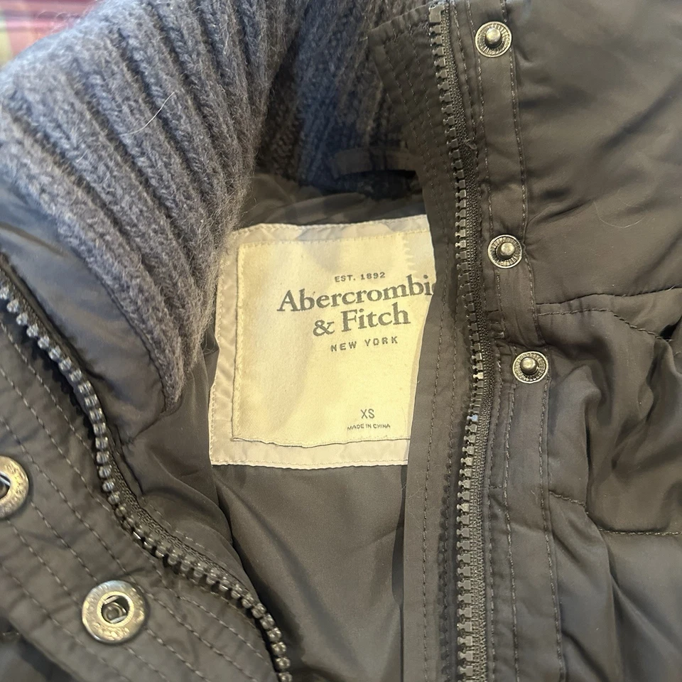 Chaqueta acolchada Abercrombie & Fitch para mujer XS USADA EN EXCELENTE ESTADO Abrigo de invierno Y2K Plumón Pluma Foto 3 de 4
