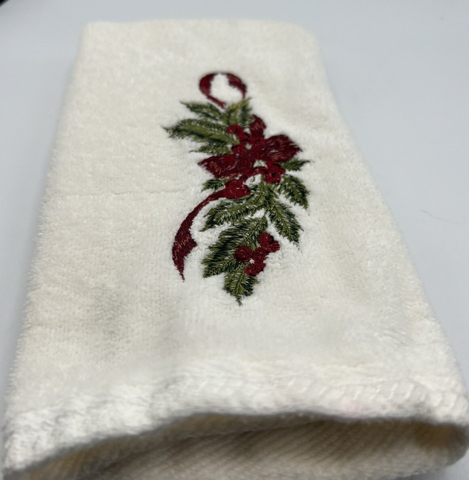 Towels Christmas 3 White Green Arctic Holiday Ivory Red green Wreath