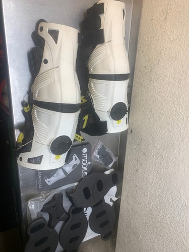 MOBIUS KNEE BRACES SMALL S LEFT RIGHT GREAT USABLE GUARDS BRACE PAR