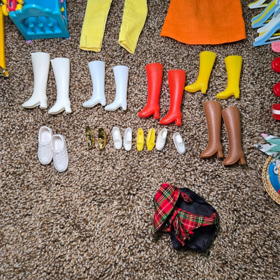 Barbie Ken Skipper Gran Lote de Ropa Accesorios Vintage y Moderno Con Estuche Foto 3 de 4