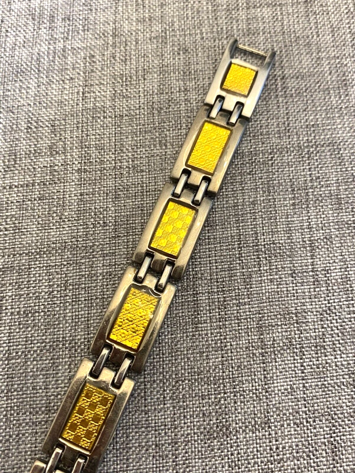 Pulsera de titanio para hombre con incrustaciones de acero chapado en oro Foto 4 de 4