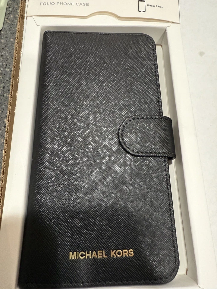 Funda de teléfono Michael Kors folio de cuero. Negro.  Nuevo en caja. Foto 3 de 4