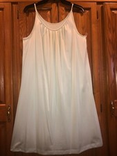 Vtg ladies mint green smooth Nylon Antron III braided neckline nightgown, MEDIUM
