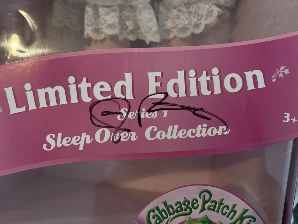 Muñeca Cabbage Patch Kids Porcelana Edición Especial, Firmada.  Nuevo en caja original Foto 3 de 4