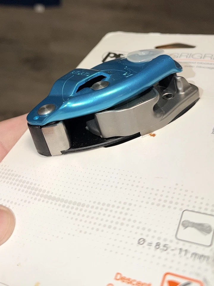 Dispositivo de aseguramiento de bloqueo asistido por cámara PETZL GRIGRI - azul  Foto 3 de 4