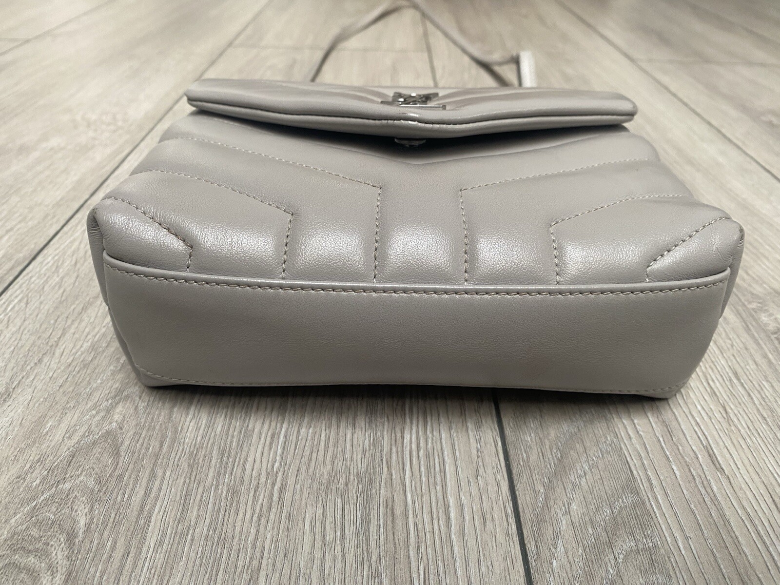 Borsa a tracolla Saint Laurent YSL giocattolo pelle trapuntata Loulou grigio pallido