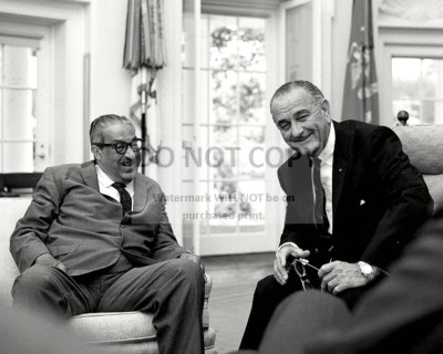 PRESIDENT LYNDON B. JOHNSON WITH JUSTICE THURGOOD MARSHALL - 8X10 PHOTO ...