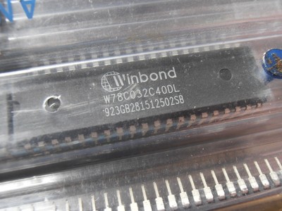 4x W78C032C40DL   8-bit CMOS microcontroller dip40  WINBOND   Genuine