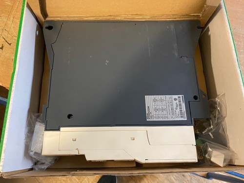 Schneider ATV32HU22N4 Altivar 32 Frequenzumrichter 3 KW 3-phasig 400V Neu 17/115 - Picture 4 of 8