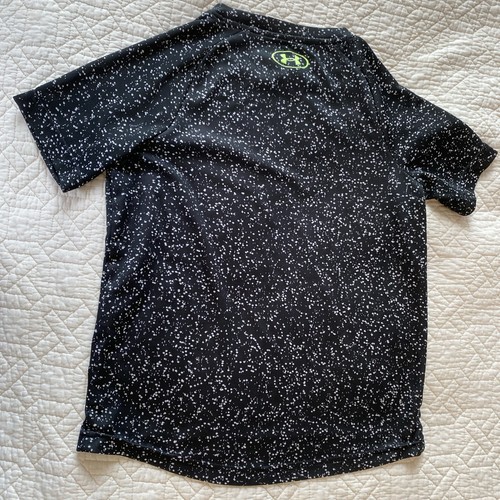 Camiseta UA Niños YXS Moteada Negra Neón Camuflada Logo UA Calce Suelto Atletismo - Imagen 9 de 9