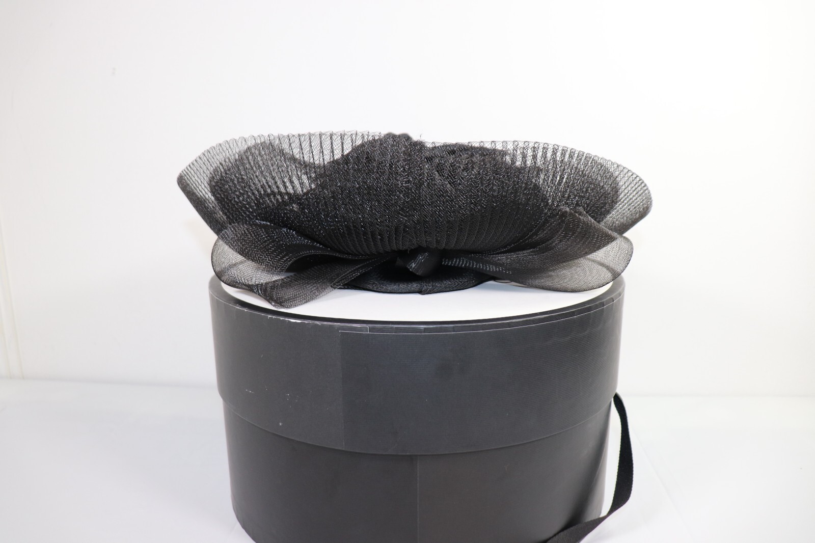 Elegant Gucci Black Floral Cocktail Hat for Women - Chic Accessory image 3