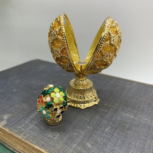 Gold Emaille Faberge-ähnlicher Sockel aufklappbares Ei Blumenstrauß innen plus Anhänger - Bild 3 von 6