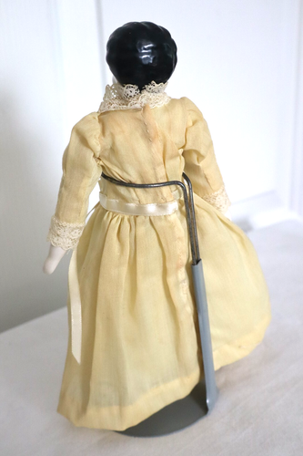 Muñeca alemana de porcelana vintage cabeza/manos/pies tela cuerpo cabello moldeado - Imagen 3 de 9