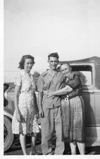 INFORMAL FAMILY PORTRAIT bw FOUND PHOTO Snapshot MID CENTURY 45 LA 92 D