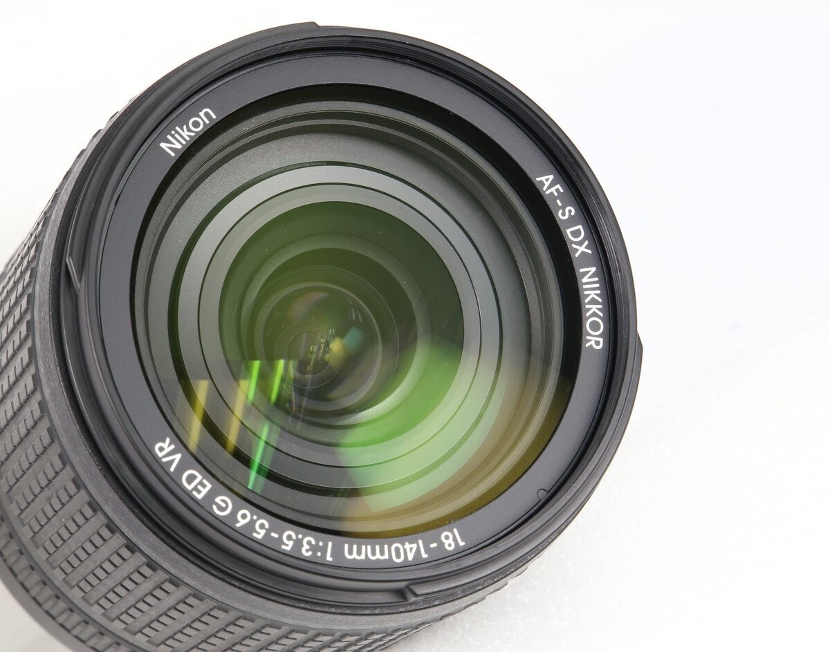 Nikon AF-S DX NIKKOR 18-140mm f/3.5-5.6 G ED VR Lens with caps