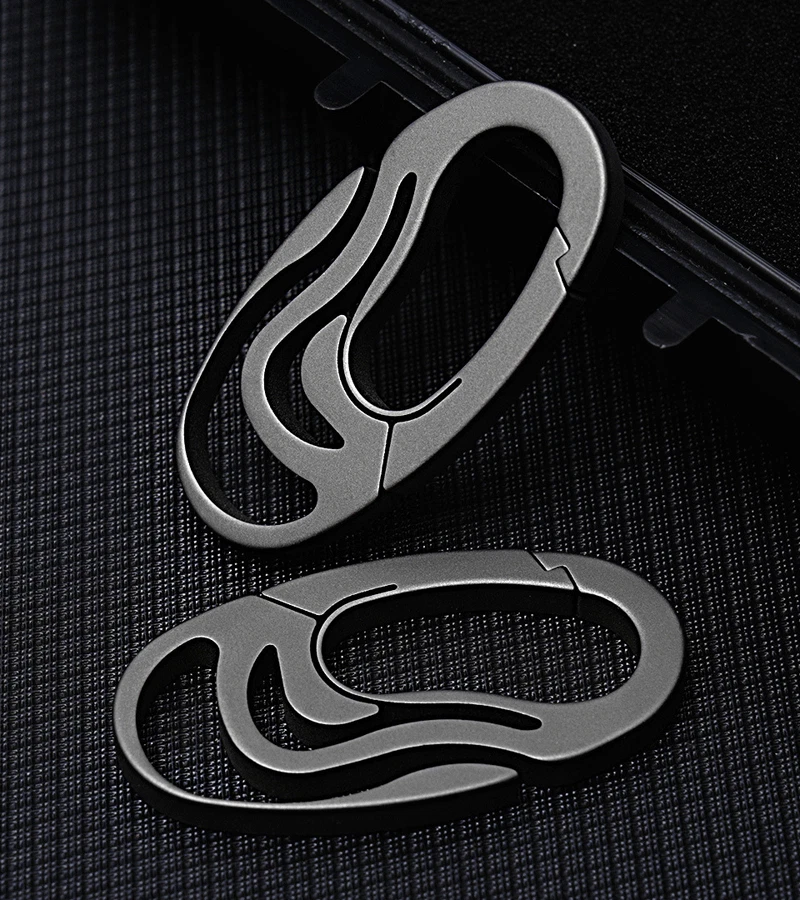 EDC Titanio Creativo Cintura Colgante Llavero Mosquetón Portátil Exterior Hebilla Foto 4 de 4