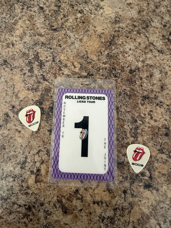 Rolling Stones 40 Licks Stage Pass And 2 KR Guitar Picks 