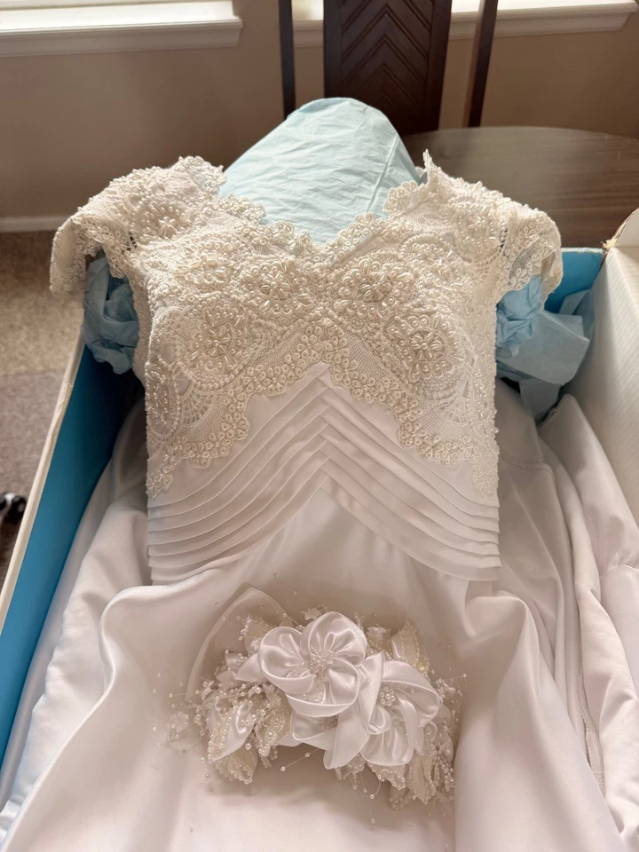 ¡Hermoso vestido de novia de diseñador con guantes y postizo! Foto 4 de 4