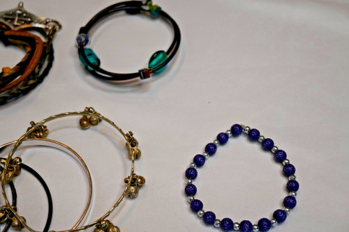 Costume Jewelry - Mixed Lot of Bracelets, Earrings, Rings - Picture 5 of 8