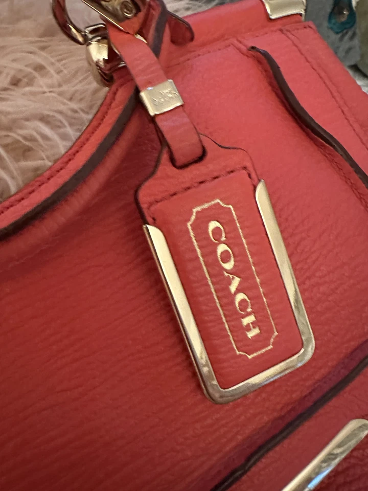 Cartera Coach Madison Pinnacle Carrie in Love Me roja/coral con bufanda de seda usada en excelente estado Foto 4 de 4