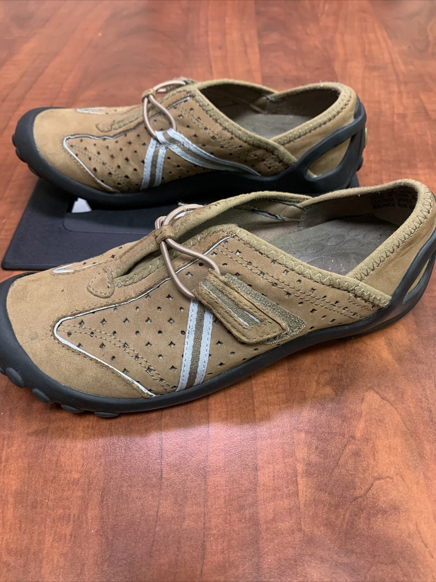 Did Clarks Shoes Buy Out Privo Shoes?