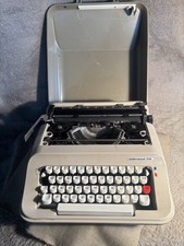 VINTAGE 1970s UNDERWOOD319 PORTABLE MANUAL TYPEWRITER w/Case CLASSIC COLLECTIBLE thumbnail