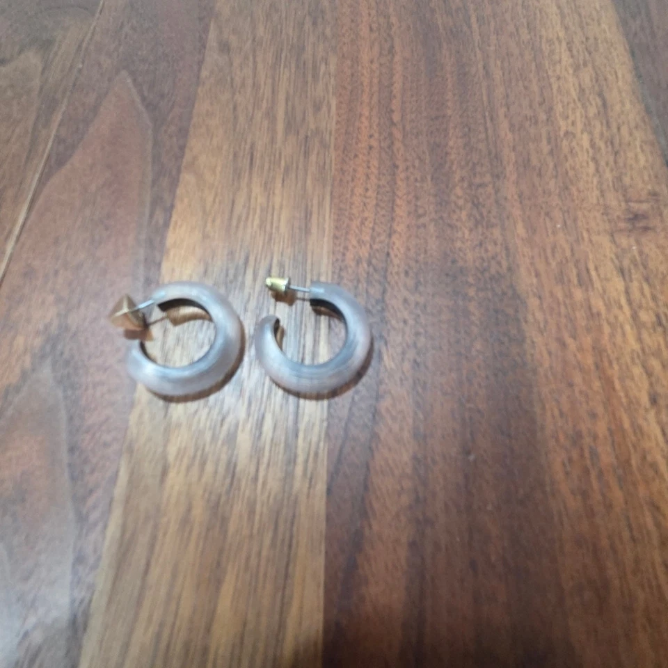 Pendientes de aro abierto Alexis Bittar gris lucite Foto 4 de 4