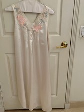 VTG NATORI NIGHTGOWN WHITE SATIN LACE BLUE PINK EMBROIDERED APPLIQUES SIZE SMALL