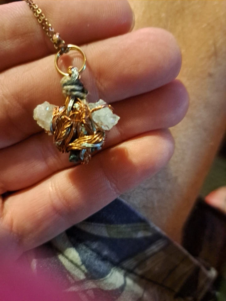 Colgante con cristales, cobre y mineral de cobre, "basura de corazones" Foto 2 de 4