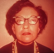 Anteojos de foto vintage años 70 mujer primer plano gato lápiz labial rojo post operación