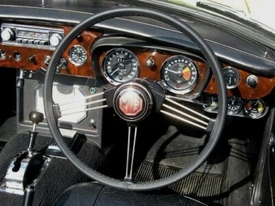CUBIERTA VOLANTE CUERO ITALIANO NEGRO MEJOR CALIDAD PARA MG MGB GT 1965-1980 - Imagen 1 de 4