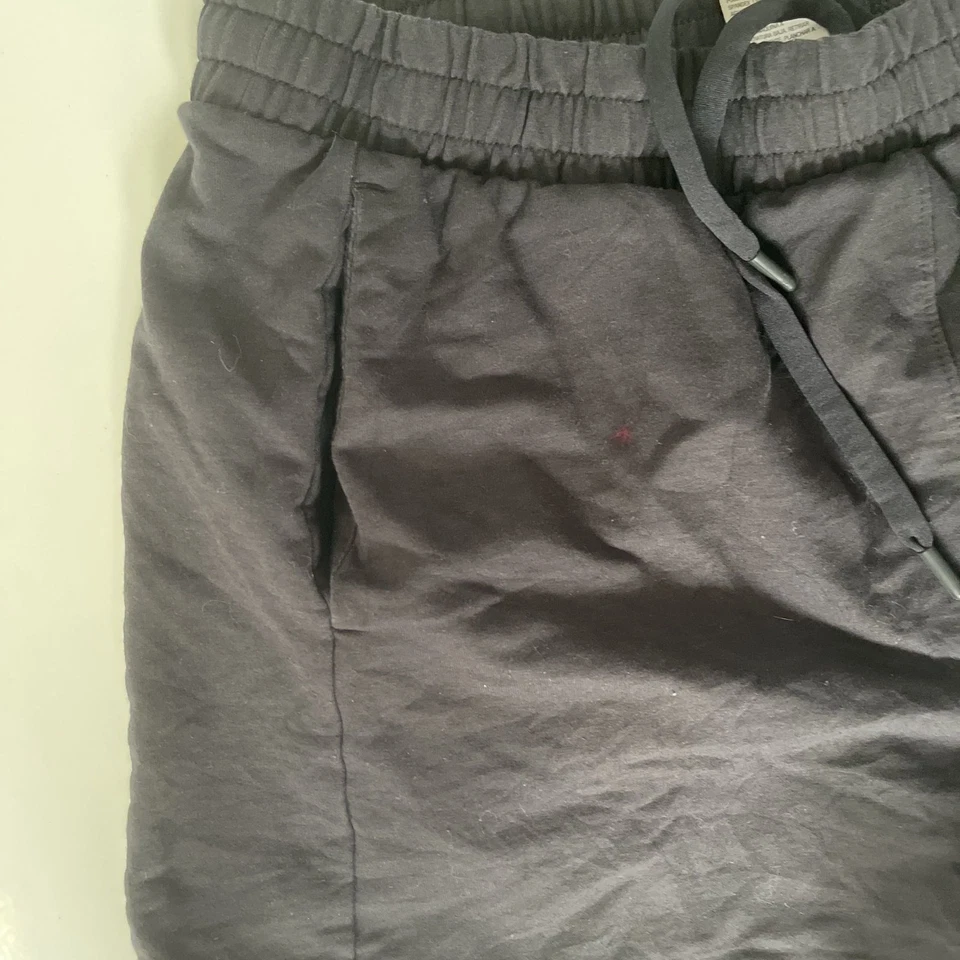 Pantalones cortos para mujer Athletic Works negros de punto suave con cordón y bolsillos Foto 3 de 4