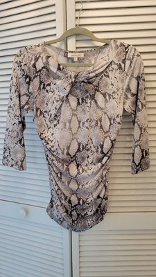 Jennifer Lopez Gray Python Print V-Neck w/ Twist 3/4 Sleeve Top, Size Medium