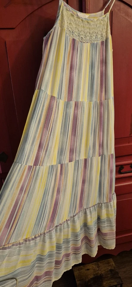Maxi Vestido LAUREN CONRAD Grande Multi Rayas y Crochet Encaje Forrado en Niveles $78 Usado en Excelente Condición Foto 4 de 4