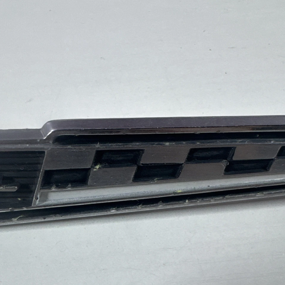 Pontiac Catalina 1965 emblema guardabarros a cuadros GM # 9780812 Foto 3 de 4