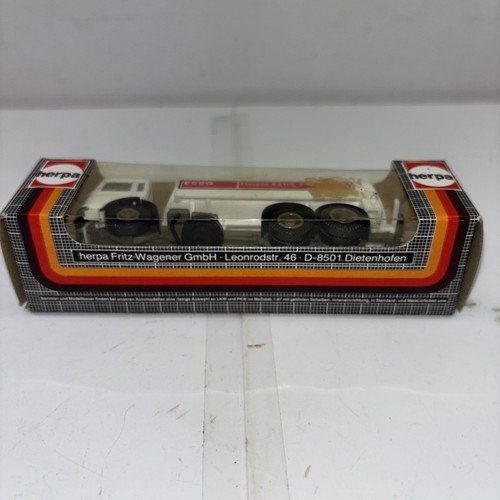 Herpa 1:87 HO Scale Esso Fuel Truck 820296 - Picture 5 of 5
