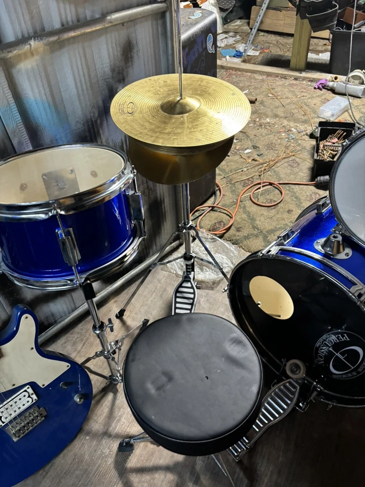 juego de batería con guitarra eléctrica usado Foto 3 de 4