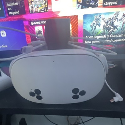 Meta Quest 3 White Standalone VR Headset USB-C Connectivity with Controllers