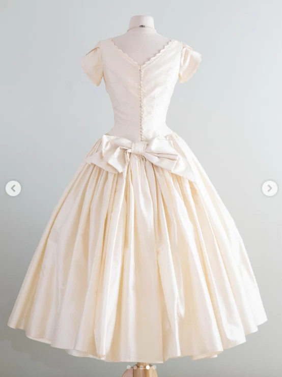 Vestidos de novia cortos victorianos de encaje vintage cuello en V hasta el té Foto 3 de 4