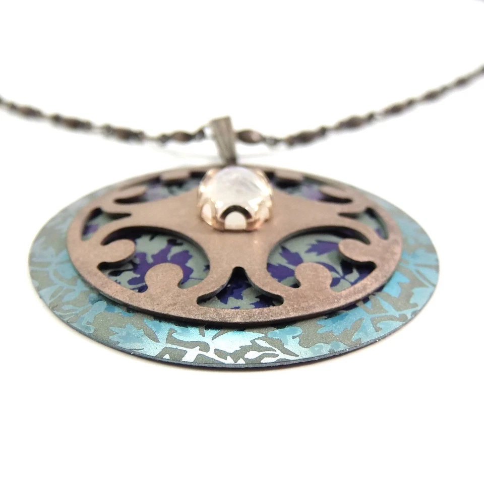 Collar de cuarzo rutilado con extensor con colgante de niobio artesanal Holly Yashi Foto 3 de 4