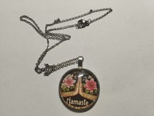 Halskette mit Anhänger Amulett / NAMASTE
