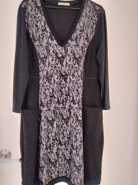 ORIENTIQUE BLACK PATTERNED 3/4 SLEEVE V- NECK DRESS WITH POCKETS SIZE 14