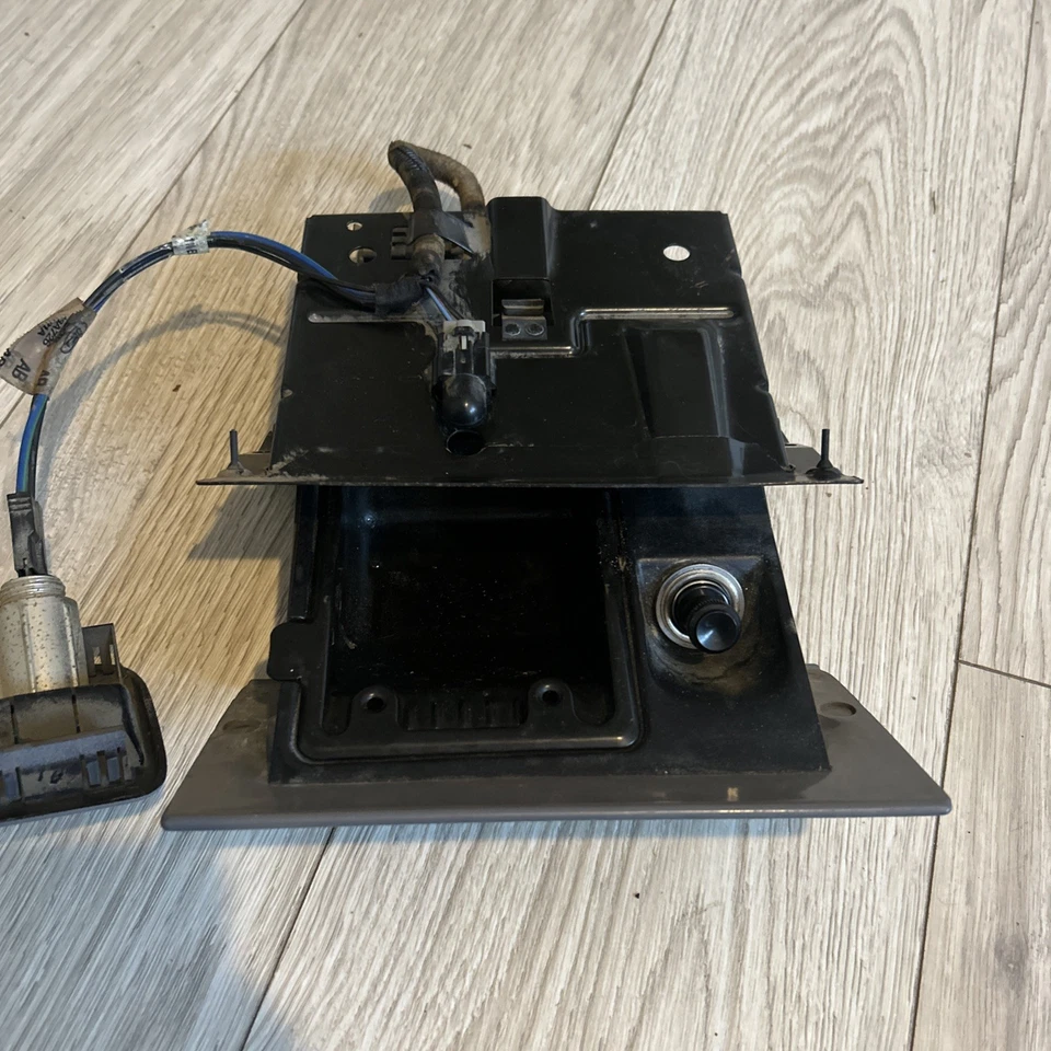 Conjunto de cenicero gris claro 92-96 F150 F250 F350 Bronco 97 F250 F350 con punto Pwr Foto 3 de 4