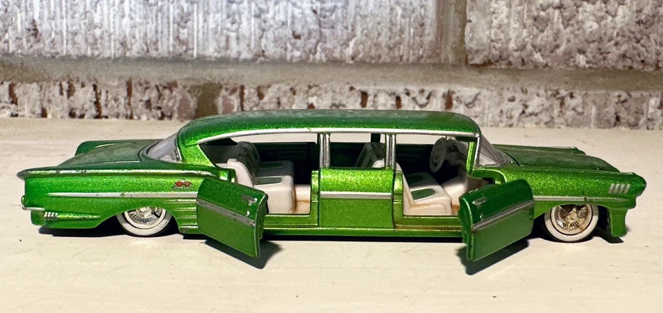 M2 Machines '58 Chevrolet Impala Limo - 1:64, Verde (2008 Auto Stretch Rods) - Imagem 4 de 4