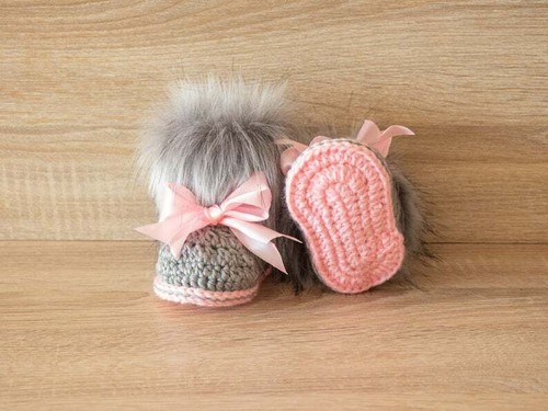 Baby gir Gray and pink faux fur booties, Newborn girl shoes, Crochet booties - Picture 6 of 7
