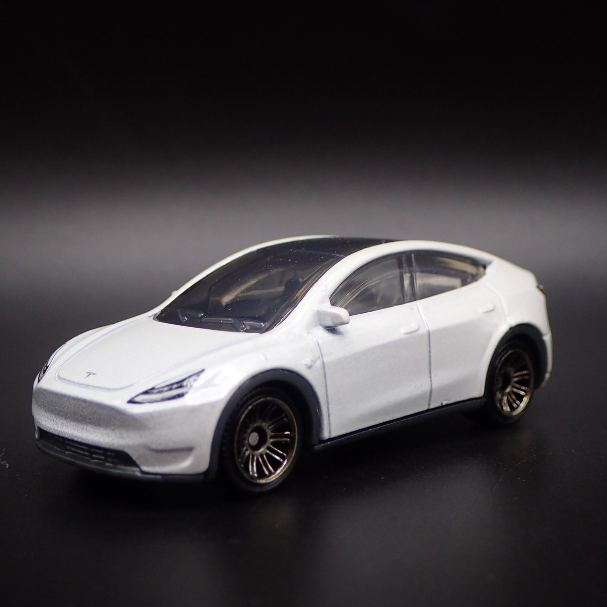 2020-2024 TESLA MODEL Y SUV 1:64 SCALE COLLECTIBLE DIORAMA DIECAST 
