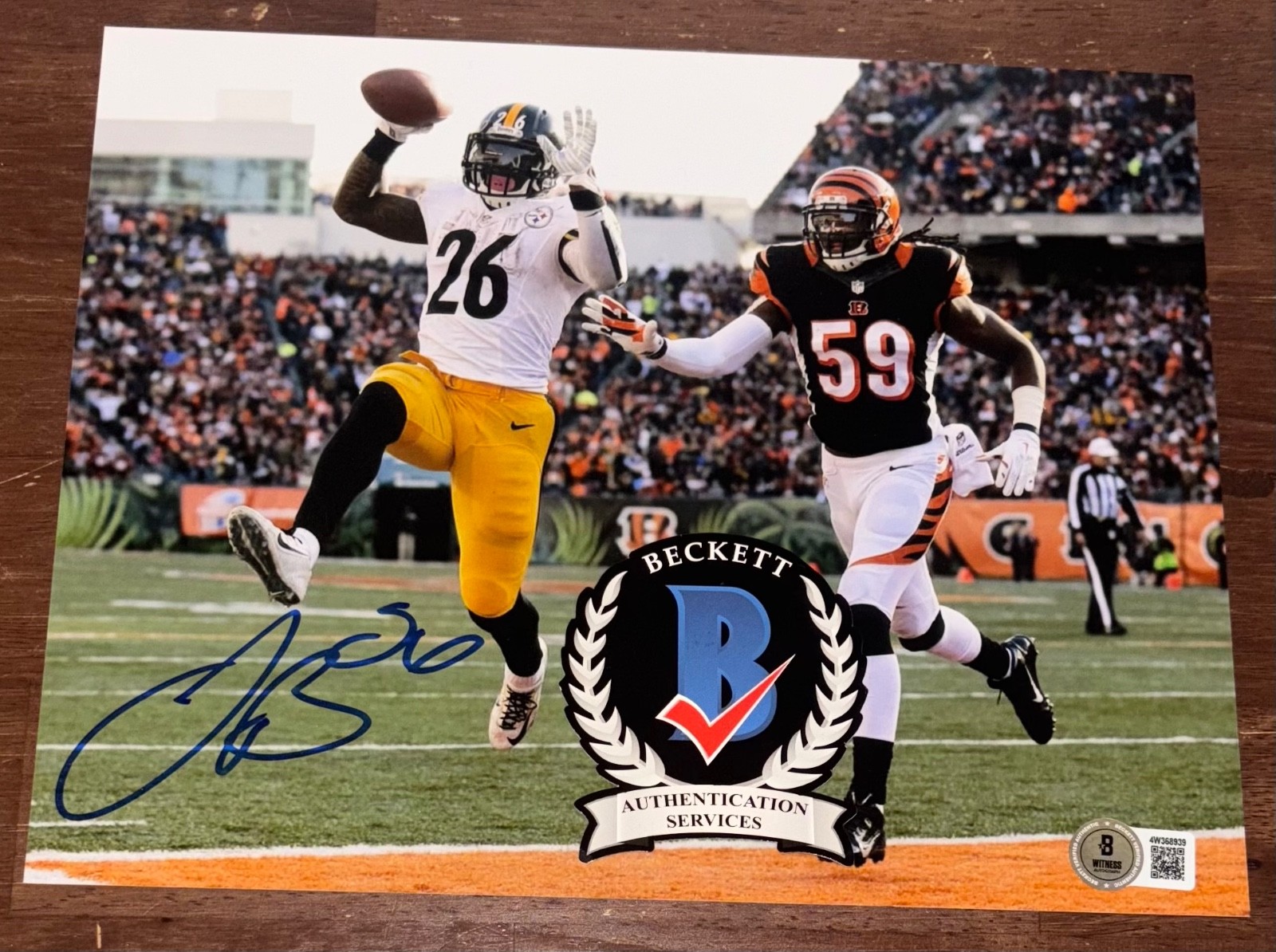 Le'Veon Bell Autographed Signed Pittsburgh Steelers 8x10 Photo Beckett Witness N 